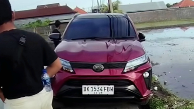 Daihatsu Terios terjebak di tengah sawah