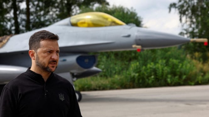 VIVA Militer: Presiden Ukraina, Volodymyr Zelensky, pamerkan jet tempur F-16