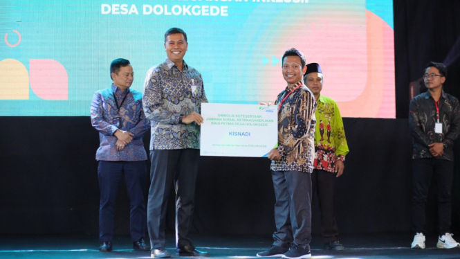 Penyerahan simbolis program Ekosistem Keuangan Inklusif yang diresmikan OJK