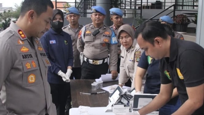 Polres Metro Jakarta Barat, melakukan tes urine terhadap 119 orang  personel anggotanya, Senin 5 Agustus 2024. 