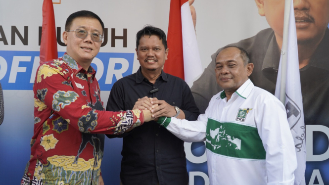 Bacalon Walikota Medan, Prof. Ridha Dharmajaya bersama Ketua DPC PDIP Medan, Hasyim SE dan Wakil Ketua DPC PKB Kota Medan, Chairuddin Lubis.(istimewa/VIVA)