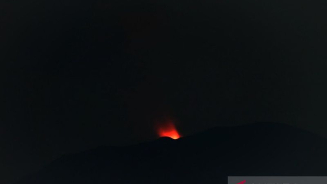 Aktivitas erupsi Gunung Ibu di Pulau Halmahera, Maluku Utara, melontarkan abu vulkanik dan diiringi dengan pijar api yang keluar dari kawah gunung api tersebut.