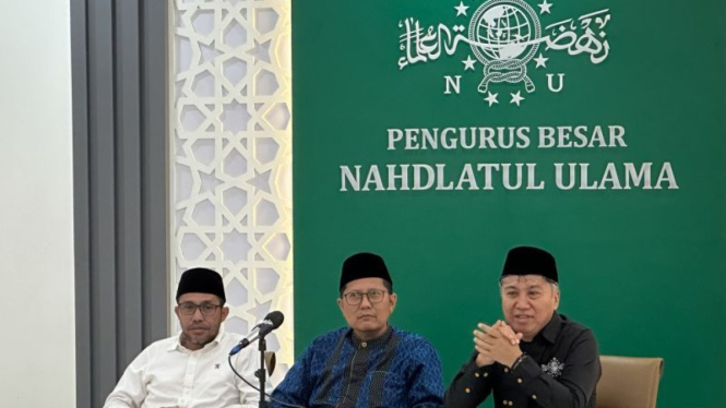 Rais Syuriah Pengurus Besar Nahdlatul Ulama (NU) sekaligus Anggota Tim Panel Panitia Khusus PB NU Cholil Nafis (tengah) di kantor pusat NU, Jakarta, Senin, 5 Agustus 2024.