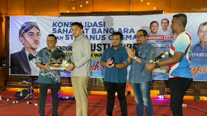 Stefanus Gusma menyerahkan blangkon kepada Gusti Bhre saat konsolidasi relawan Sahabat Bang Ara dan Gusma di Solo, Senin, 5 Agustus 2024