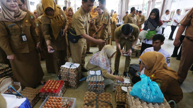 Pengumpulan telur oleh pegawai Kota Tangerang dalam program Sate Sami