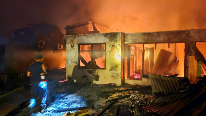 10 unit rumah di asrama polisi Banda Aceh terbakar. (ist)