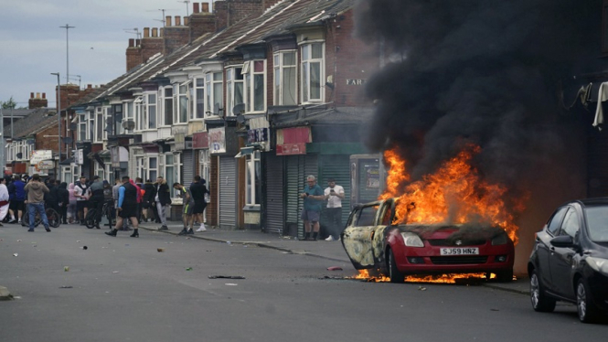 Demonstran membakar mobil di Middlesbrough, Inggris