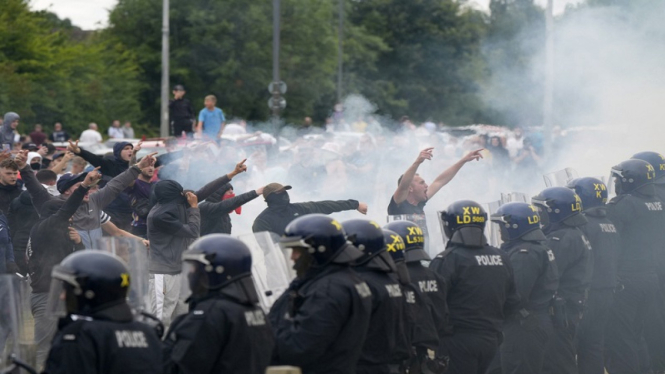 Demonstran berhadapan dengan polisi di Rotherham, Inggris