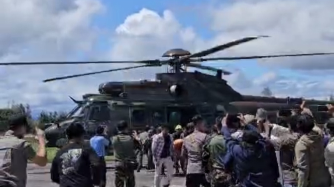 Helikopter yang evakuasi jenazah pilot berkebangsaan Selandia Baru.