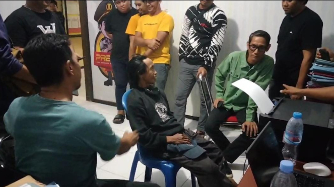 Pemulung dan Agung Kurniawan saat diinterogasi polisi di Mapolresta Kendari