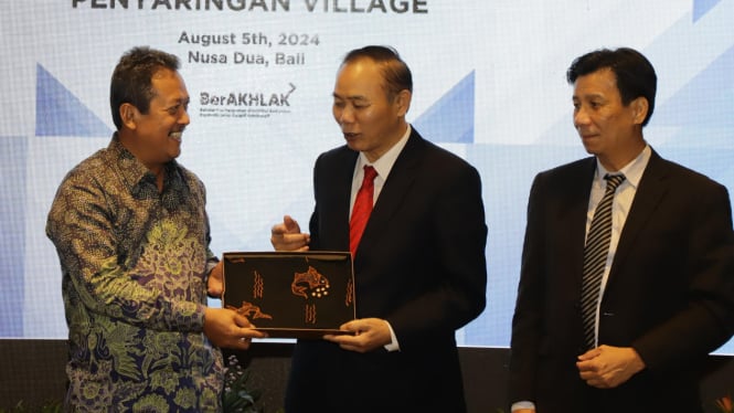 Menteri Kelautan dan Perikanan RI, Sakti Wahyu Trenggono bersama Wakil Menteri Pertanian dan Pengembangan Pedesaan Vietnam, Phung Duc Tien.