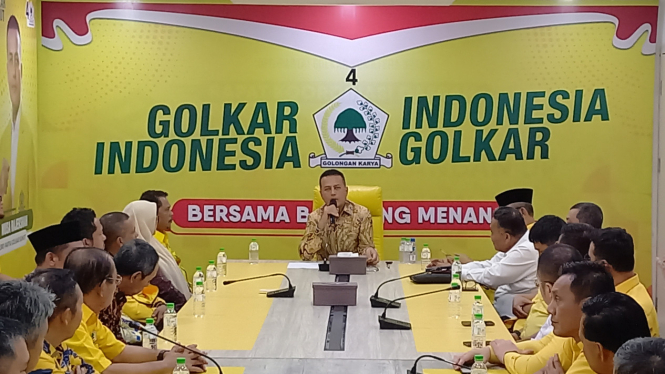 Ketua DPD Golkar Sumut, Musa Rajekshah saat memberikan surat rekomendasi dukungan partai Golkar kepada 10 pasangan bacalon kepala daerah di Sumut.