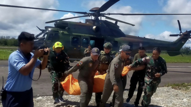 VIVA Militer: TNI AD evakuasi jenazah pilot helikopter asal Selandia Baru