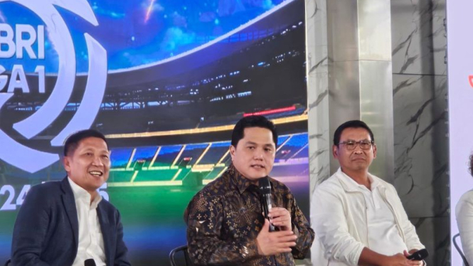 Ketua Umum PSSI Erick Thohir (tengah)