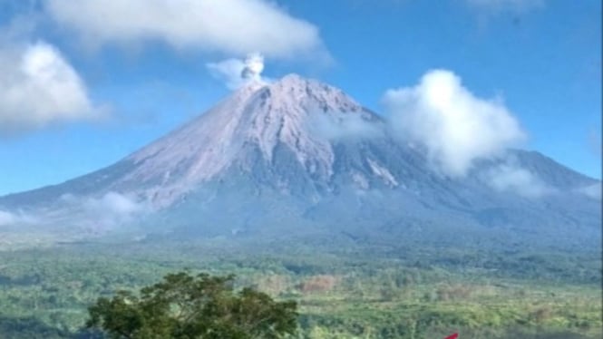 Lontaran abu yang keluar dari kawah setinggi 500 meter saat erupsi Gunung Semeru di Jawa Timur, Selasa, 6 Agustus 2024.