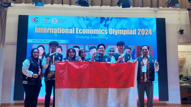 VIVA Edukasi: Tim olimpiade ekonomi Indonesia berhasil membawa pulang 4 medali. 