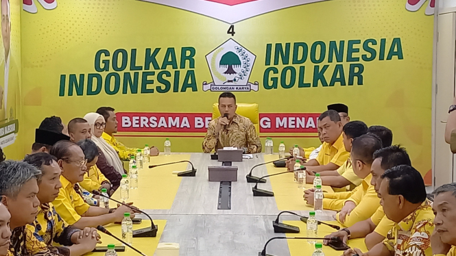 Ketua DPD Golkar Sumut, Musa Rajekshah saat memberikan arahan dalam penyerahan surat rekomendasi dukungan kepada 10 Bacalon Kepala Daerah di Sumut.(B.S.Putra/VIVA)