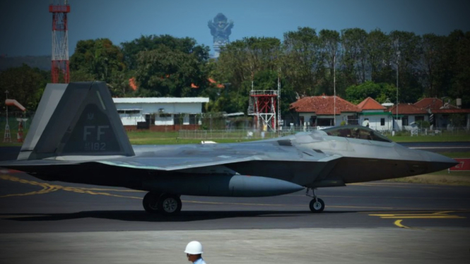 VIVA Militer: Pesawat F-22 Raptor USAF di Lanud Bali