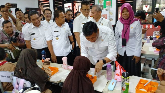 Ketua Watimpres, Wiranto cek makan bergizi gratis di Kota Tangerang