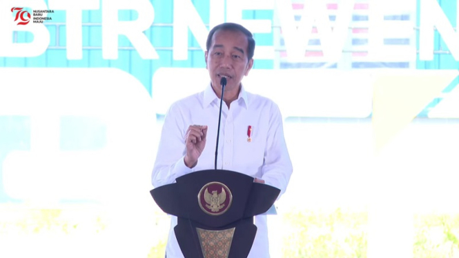 Presiden Jokowi saat peresmian Pabrik Anoda Bahan Baterai Lithium di Kendal