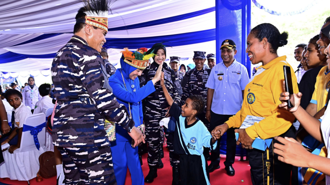 VIVA Militer: KSAL Muhammad Ali dan istri bercanda dengan anak-anak Papua