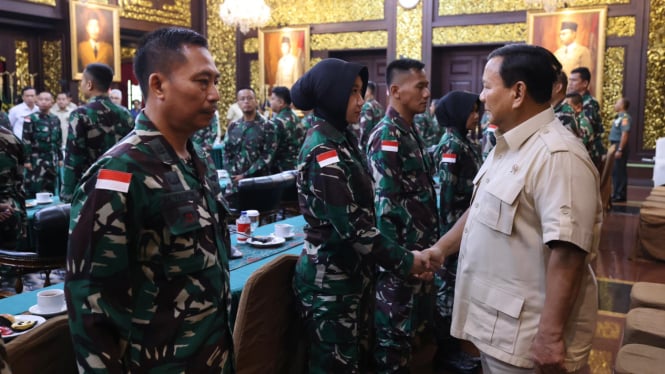 Menteri Pertahanan (Menhan) RI Prabowo Subianto memberikan pembekalan kepada 40 personel tenaga kesehatan (nakes) TNI jelang berangkat untuk misi kemanusiaan di Gaza (sumber: Biro Humas Setjen Kemhan)