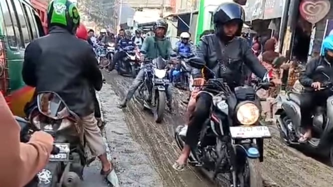 Sejumlah pemotor terobos jalan cor basah