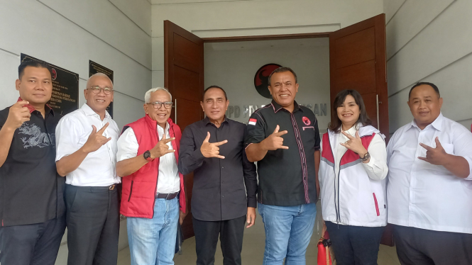 Bacalon Gubernur Sumut, Edy Rahmayadi bersama pengurus DPD PDIP Sumut.(B.S.Putra/VIVA)