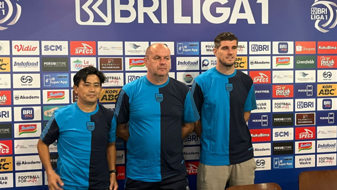 Pelatih Persib, Bojan Hodak dan Nick Kuipers dalam sesi jumpa pers jelang laga lawan PSBS Biak (foto: Dede Idrus) 