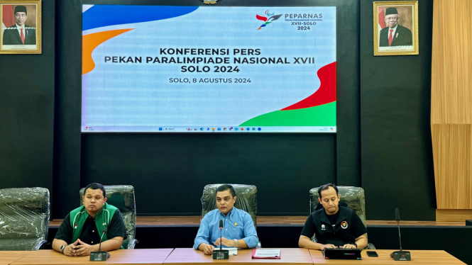 Ketua Pelaksana PB Peparnas XVII DB Susanto (tengah) saat menyampaikan informasi terkait persiapan Peparnas XVII di Gedung Sekretariat Bersama Solo