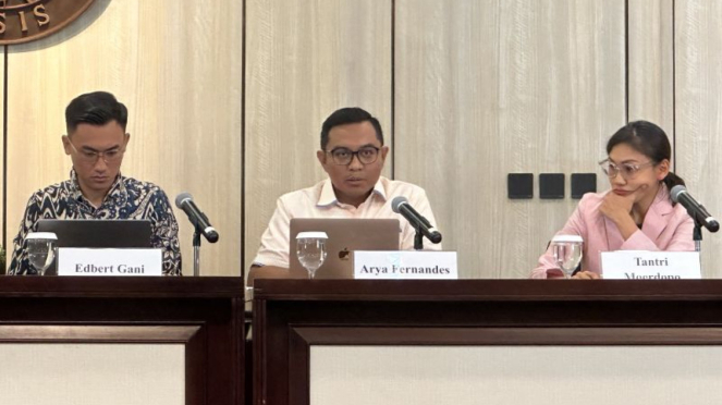 Ketua Departemen Politik dan Perubahan Sosial CSIS Arya Fernandes (tengah) saat memberikan keterangan pers di Jakarta, Kamis, 8 Agustus 2024.