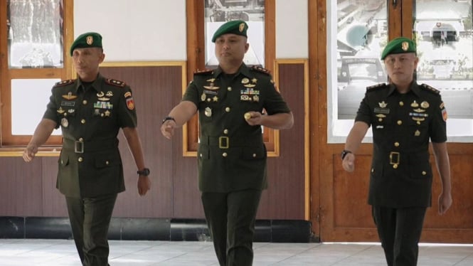 VIVA Militer: Letnan Kolonel Inf Ricky Julianto Wuwung (Kanan)