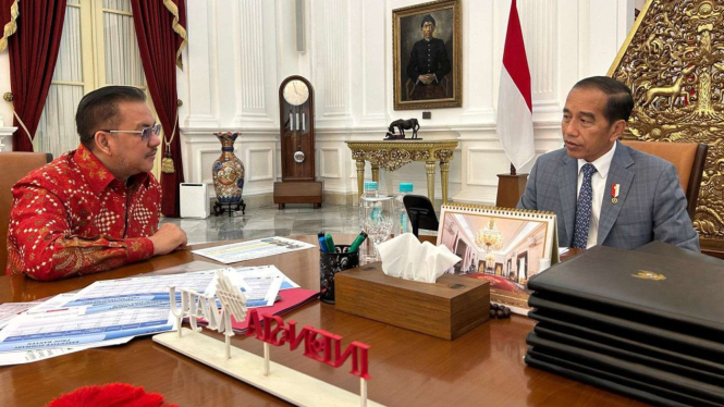 Denny JA berdiskusi dengan Presiden Jokowi di Istana Negara