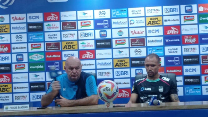 Pelatih Persib, Bojan Hodak dan Gustavo Franca (foto: Dede Idrus) 