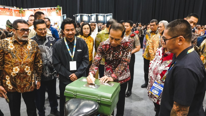 Presiden Jokowi tanda tangan skuter konversi listrik garapan Elders.