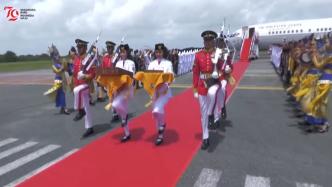 Rombongan kirab Bendera Pusaka tiba di Bandara Sepinggan, Balikpapan