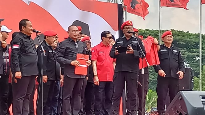 Ketua Bidang Kehormatan DPP PDI Perjuangan, Komaruddin Watobun menyerahkan surat rekomendasi dukungan DPP PDIP kepada Bacalon Gubernur Edy Rahmayadi.(B.S.Putra/VIVA)