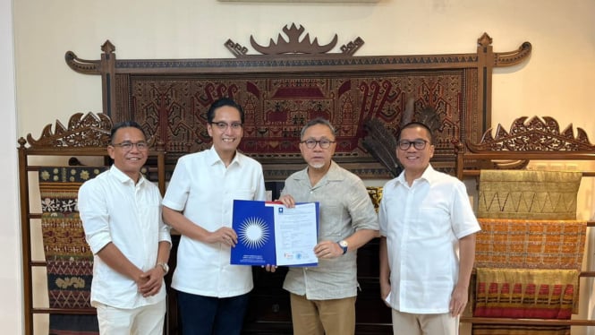 Ketua Umum PAN, Zulkifli Hasan saat menyerahkan surat rekomendasi dukungan kepada Rico Waas dan Zakiyuddin Harahap di Pilkada Medan 2024.(istimewa/VIVA)