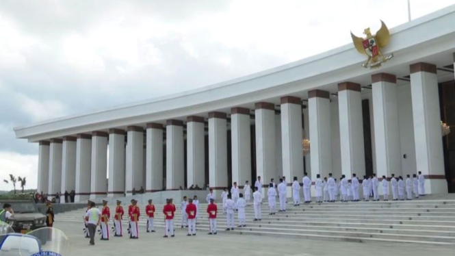 Rombongan kirab Bendera Pusaka tiba di Istana Presiden di IKN 