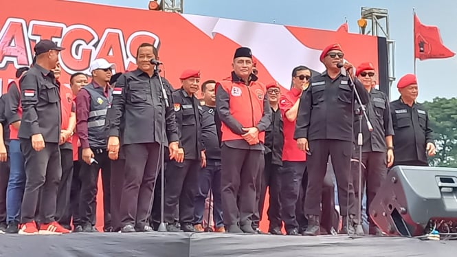 Ketua Bidang Kehormatan DPP PDI Perjuangan, Komaruddin Watobun menyerahkan surat rekomendasi dukungan DPP PDIP kepada Bacalon Gubernur Edy Rahmayadi.(B.S.Putra/VIVA)