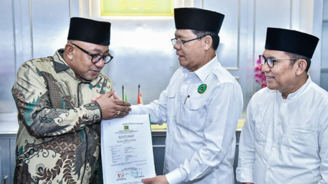 Plt Ketum PPP Mardiono (tengah) beri rekomendasi dukungan kepala daerah.