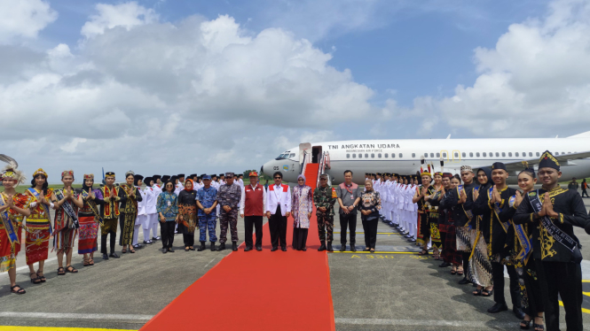 Forkopimda Provinsi Kaltim menyambut kedatangan rombongan kirab bedera duplikat merah putih dan teks proklamasi di Bandara Sultan Aji Muhammad Sulaiman Sepinggan Balikpapan