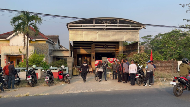 Kapolsek Prajurit Kulon Kompol M ditemukan tewas gantung diri di rumahnya. (Foto: M Lutfi Hermansyah/VIVA Jatim)