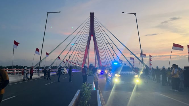 Iring-iringan kirab bendera Merah Putih saat melintas di Jempabatan Pulau Balang