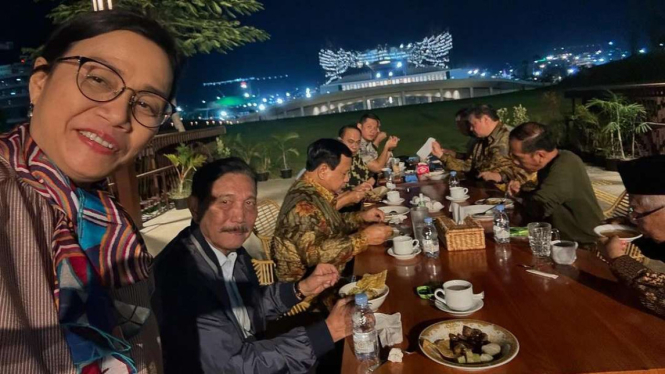 Momen Sri Mulyani Makan Malam Bersama Jokowi dan Para Menteri di IKN