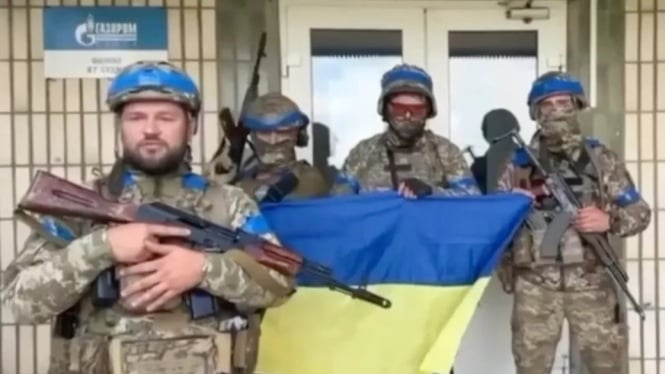 VIVA Militer: Tentara Ukraina mengibarkan bendera usai menduduki wilayah Kursk