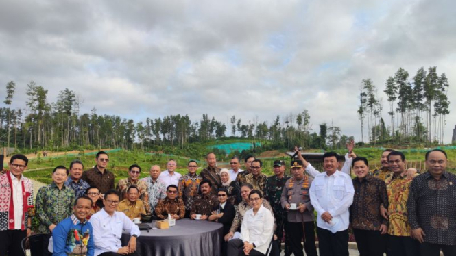 Para menteri Kabinet Indonesia Maju berfoto bersama di area embung Ibu Kota Nusantara, Kalimantan Timur, Senin, 12 Agustus 2024.