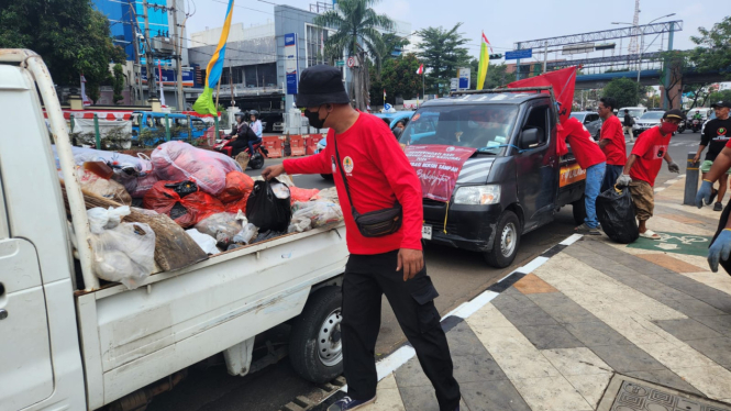 Sampah dibuang ke kantor Wali Kota Depok