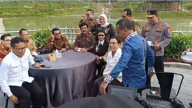 Menteri Bahlil membawa kursi untuk duduk di IKN