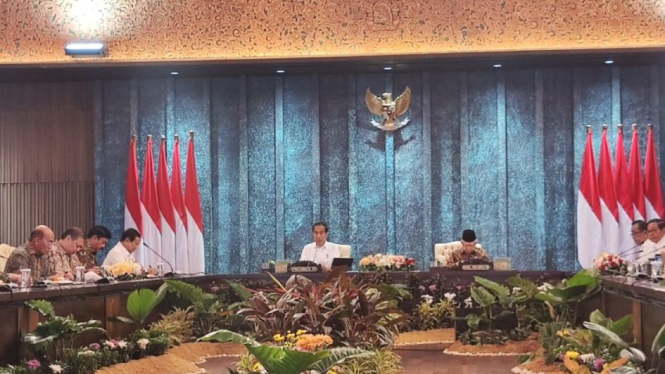 Presiden RI Joko Widodo (Jokowi) memimpin sidang kabinet paripurna perdana di Ibu Kota Nusantara, Kalimantan Timur, Senin, 12 Agustus 2024.